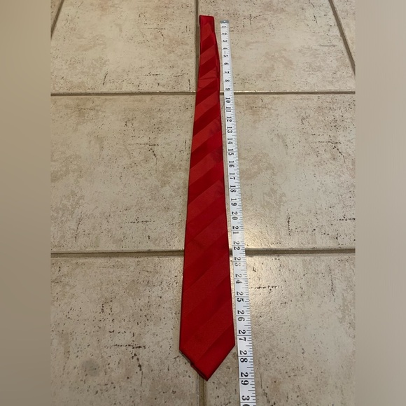 Enrico Carlucci 100% Silk Red Striped Tie - Styled in Italy - Picture 6 of 6